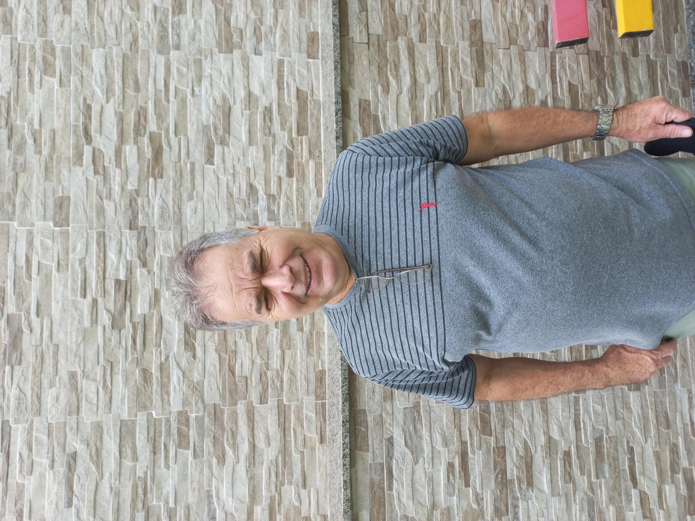 Homem olhando para cima