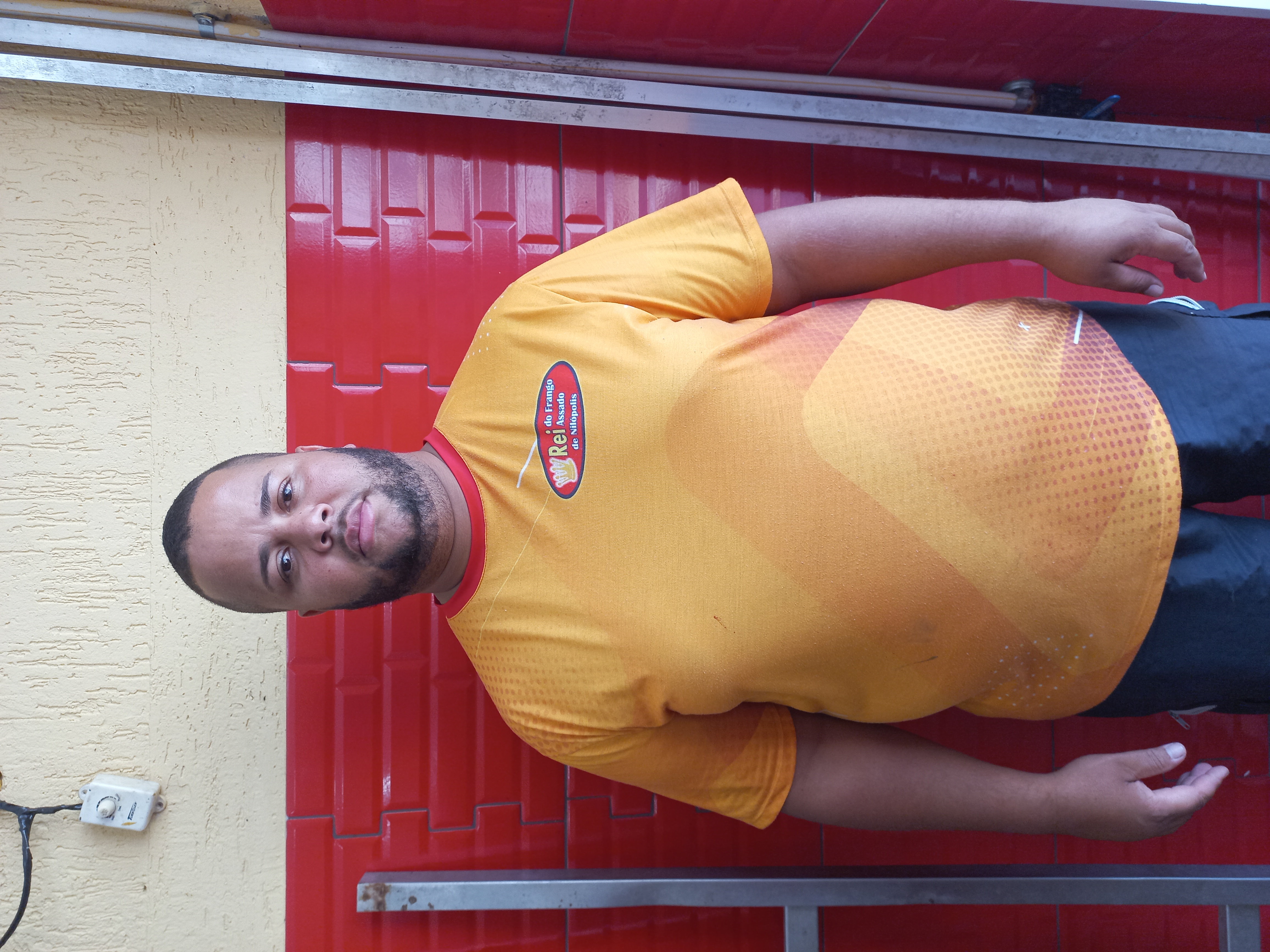 Homem olhando para cima