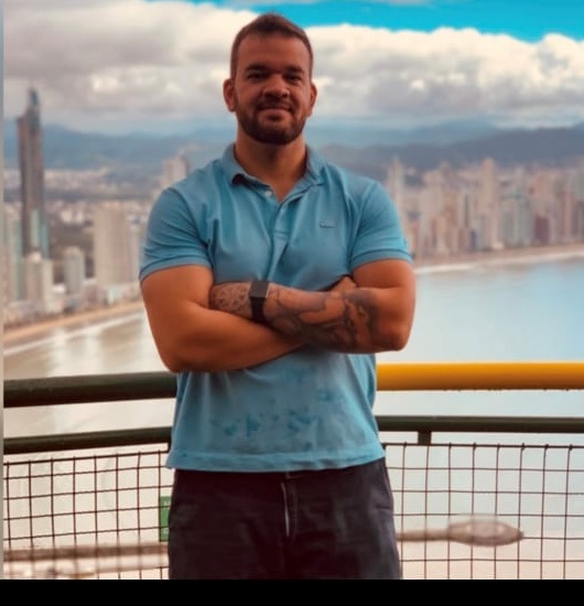 Homem olhando para cima