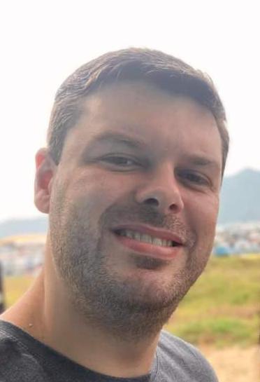 Homem olhando para cima