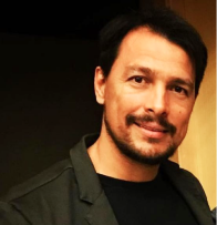 Homem olhando para cima